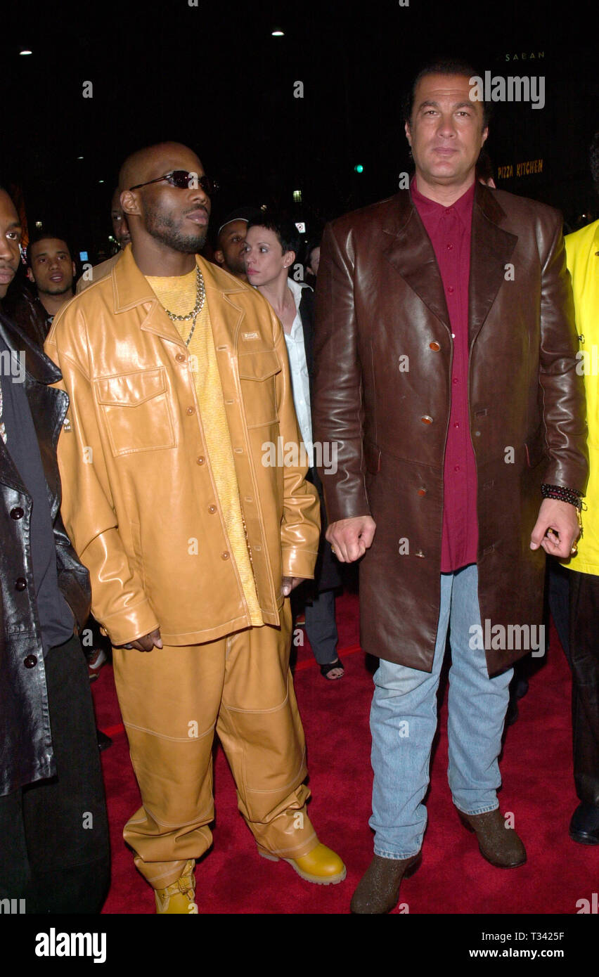 LOS ANGELES, CA. Marzo 13, 2001: attore Steven Seagal (a destra) con il rapper/attore DMX presso il Los Angeles premiere del loro nuovo film uscire le ferite. © Paul Smith/Featureflash Foto Stock