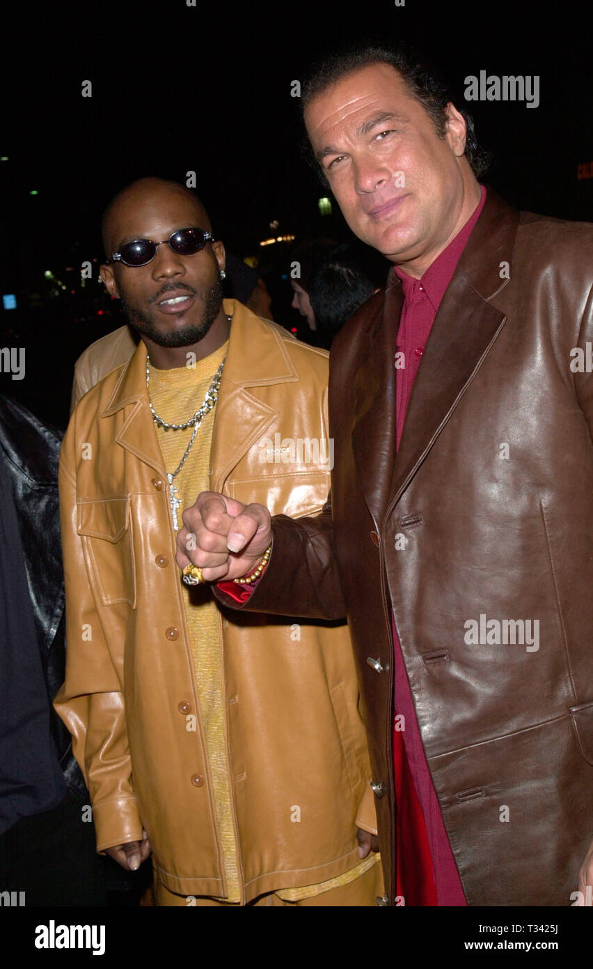 LOS ANGELES, CA. Marzo 13, 2001: attore Steven Seagal (a destra) con il rapper/attore DMX presso il Los Angeles premiere del loro nuovo film uscire le ferite. © Paul Smith/Featureflash Foto Stock