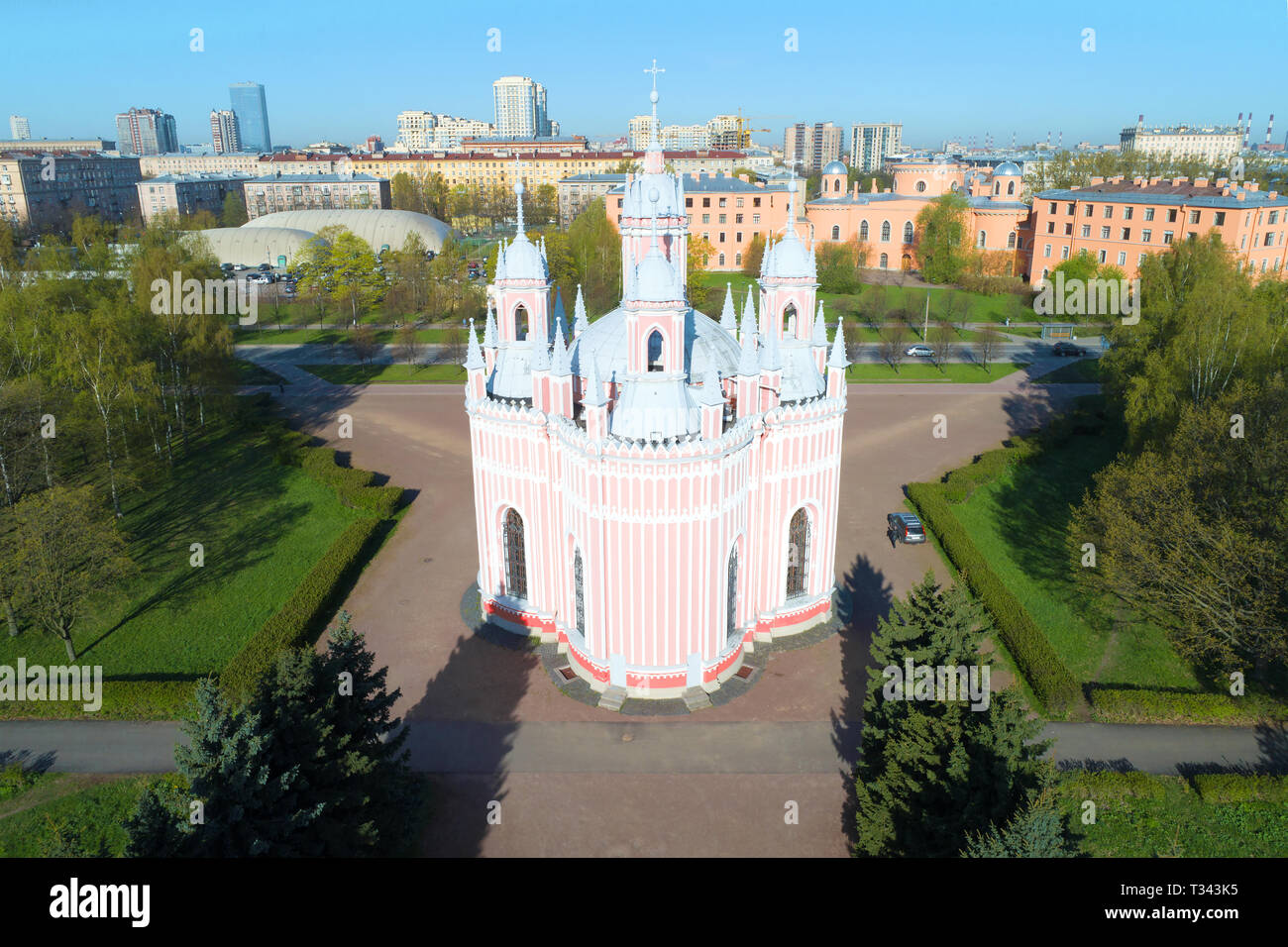 Chiesa Chesme nel paesaggio urbano su un soleggiato giorno di maggio (fotografia aerea). San Pietroburgo, Russia Foto Stock