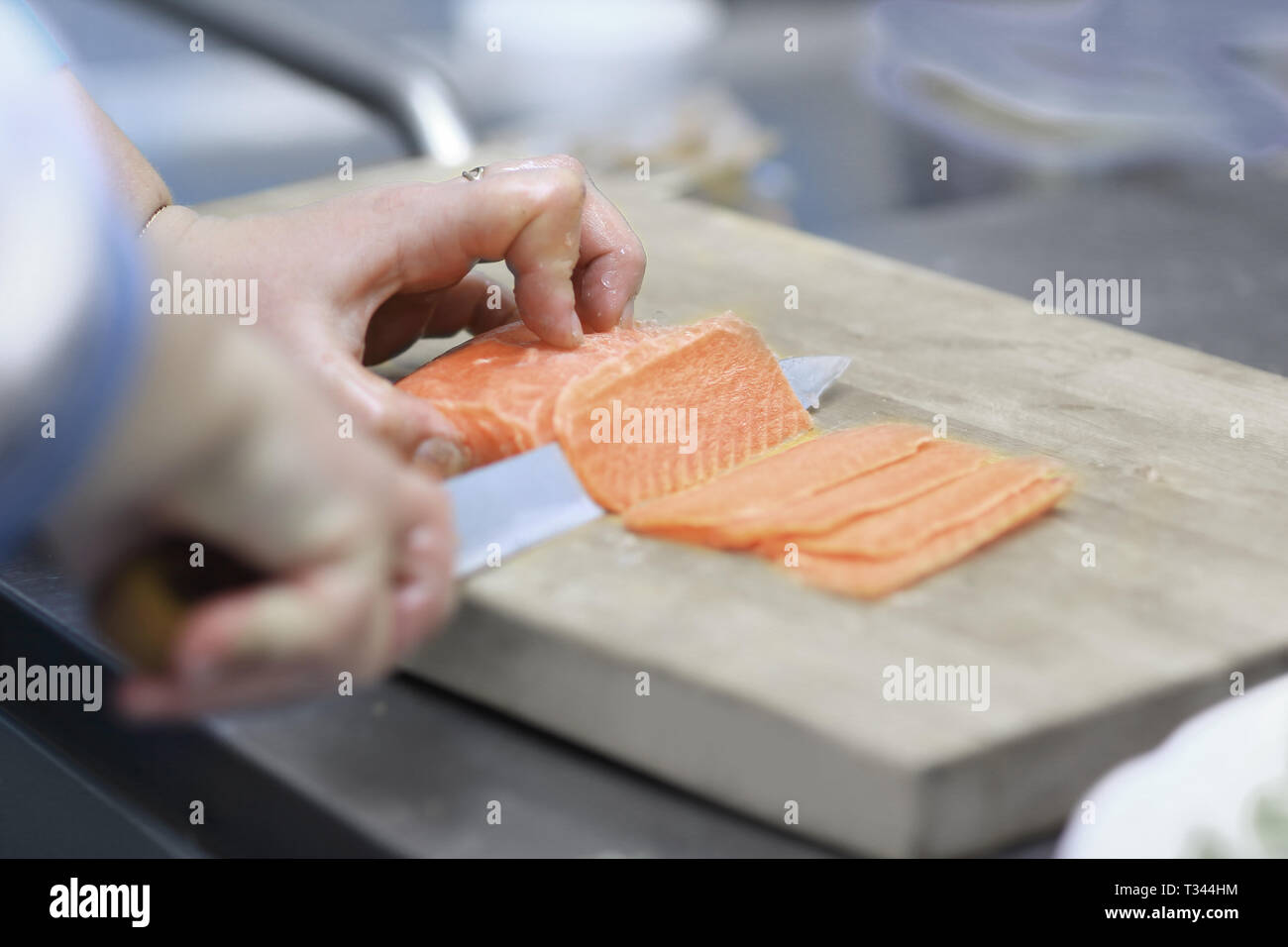 Close up. chef per affettare Pesce per sushi Foto Stock