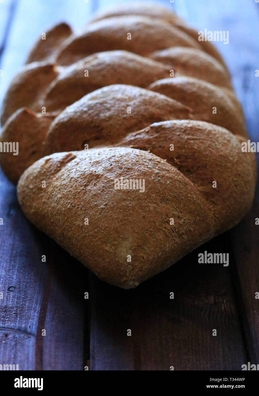 Grano intero il pane sulla tavola di legno Foto Stock