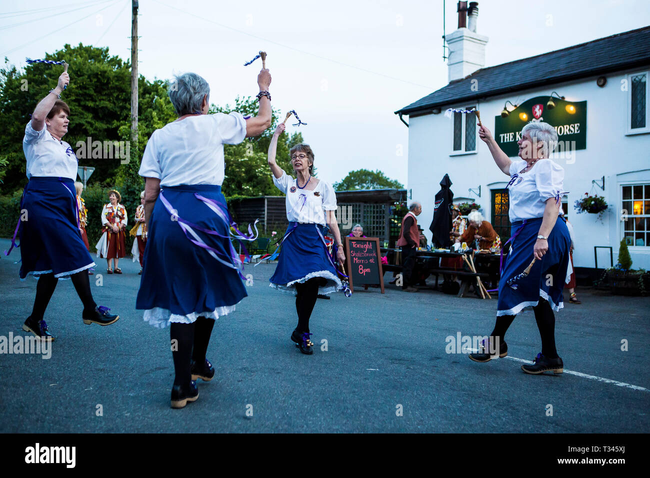 Il Shalebrook Morris ballerini a Kentish Horse Pub, contrassegnare il faggio, Kent Foto Stock