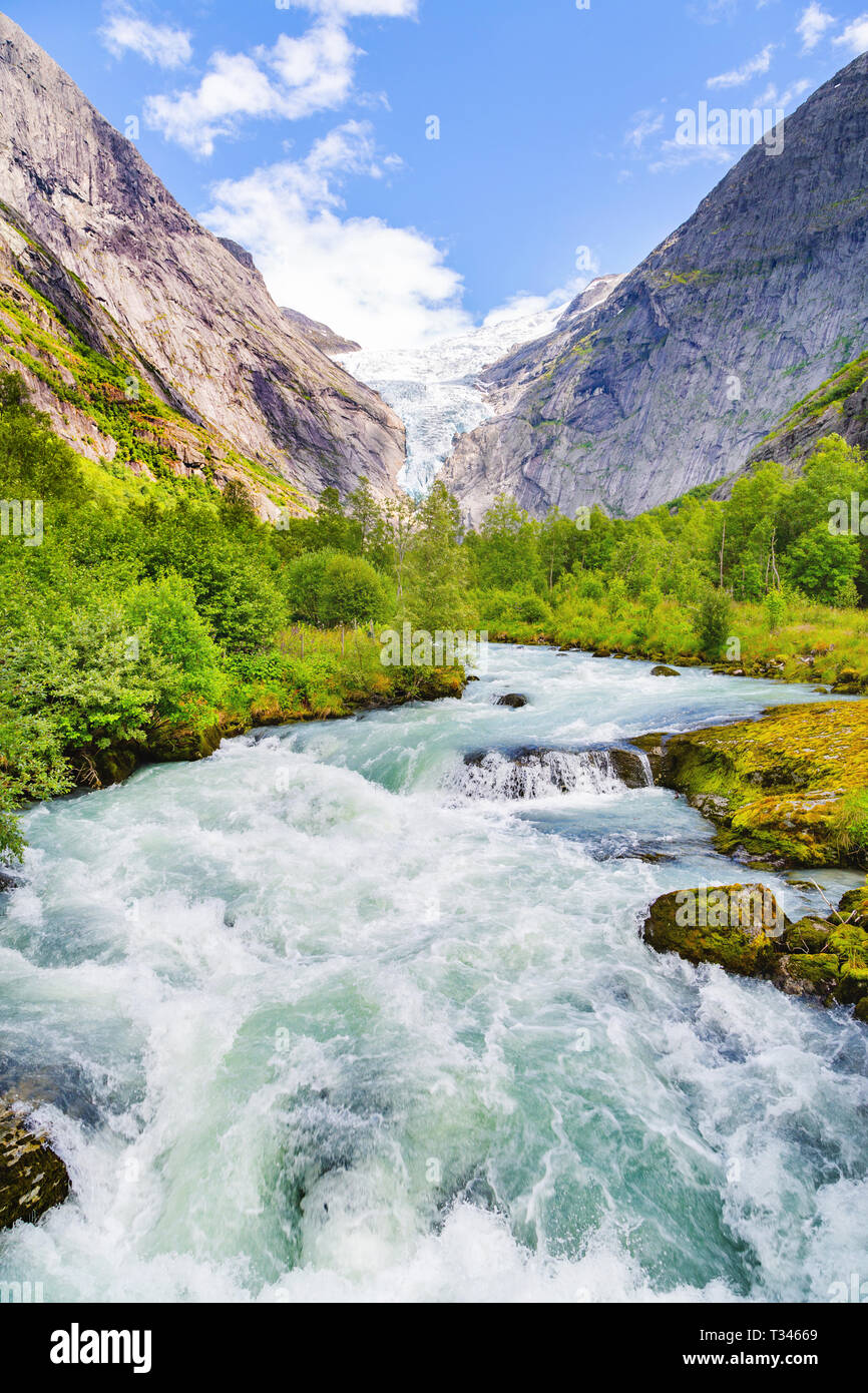 Paesaggio con fiume nei pressi di Briksdal o ghiacciaio Briksdalsbreen in Olden, Norvegia con green mountain. In Norvegia la natura e la corsa dello sfondo. Estate in Norw Foto Stock