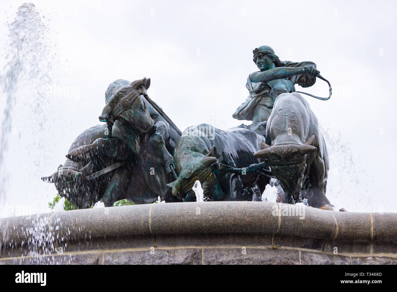 Copenaghen, Danimarca - Giugno 2016: Fontana Gefion, Copenhagen, Danimarca. Statua di uomo che cavalca i tori da una fontana nella città di Copenhagen, Danimarca. Ge Foto Stock