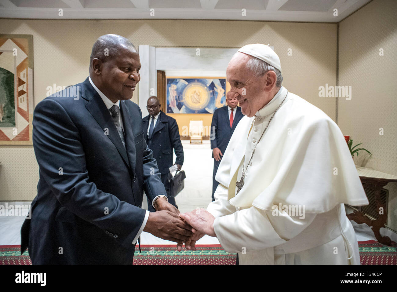 Papa Francesco incontra Faustin Touadera Archange, Presidente della Repubblica Centrafricana, nello studio dell'Aula Paolo VI in Vaticano. Solo uso editoriale. Non per la vendita a fini di commercializzazione o di campagne pubblicitarie. Dotato di: Papa Francesco dove: Roma, Italia Quando: 05 Mar 2019 Credit: IPA/WENN.com * * disponibile solo per la pubblicazione in UK, USA, Germania, Austria, Svizzera** Foto Stock