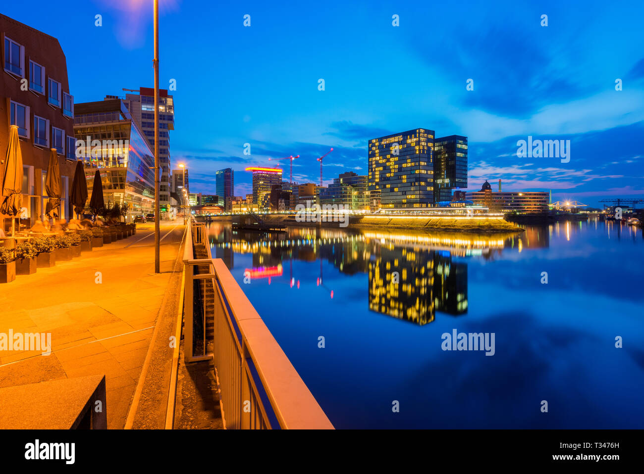 Porto e la Skyline di Düsseldorf Germania di notte Foto Stock