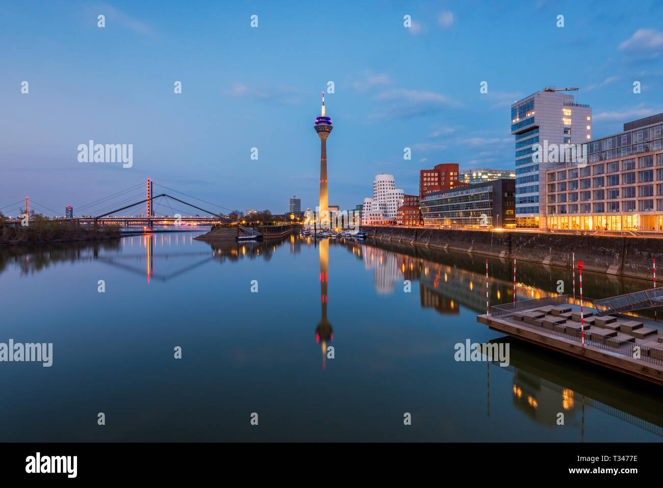 Skyline di Düsseldorf Germania al tramonto Foto Stock