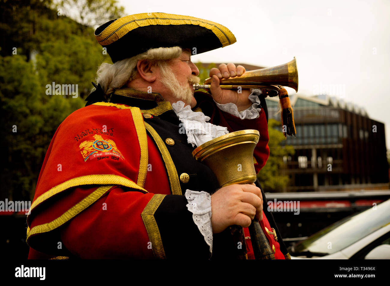 Alan Myatt 62 è una Town Crier che impostare due Guinness World Record. Oltre a essere il livello più alto crier, Alan è ufficiale anche town crier per la Cit Foto Stock