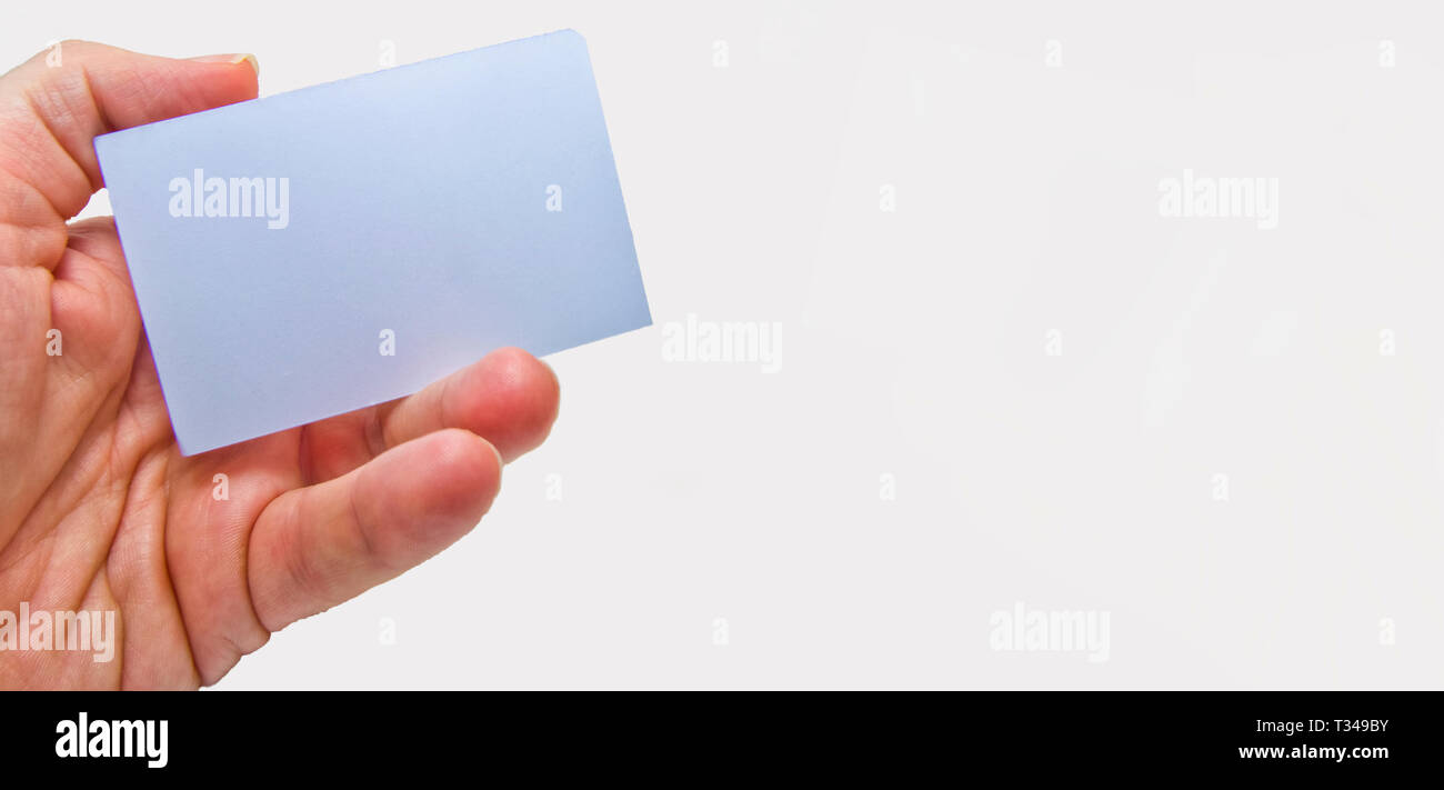 L'uomo mani tenendo una scheda vuota su uno sfondo bianco. Libera spazio per annunci pubblicitari. copia immagine dello spazio Foto Stock