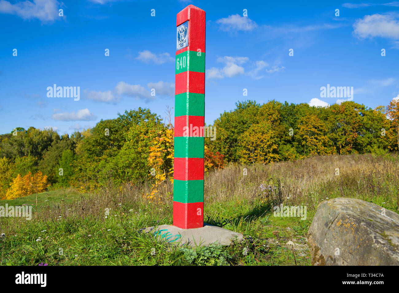 Confine russo pilastro in autunno il paesaggio in una giornata di sole. Foto Stock