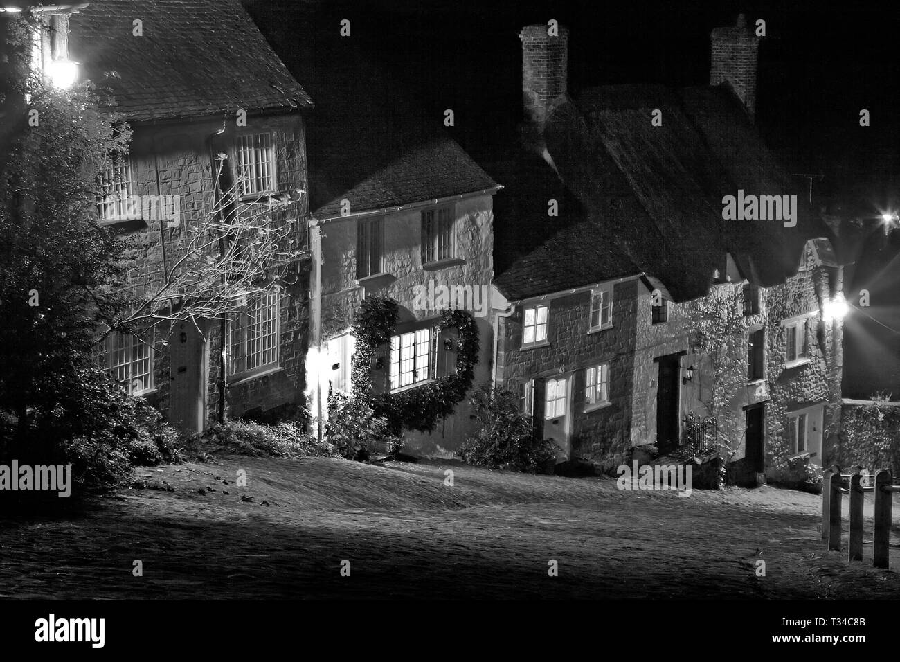 FOTO NOTTURNA DI GOLD HILL A SHAFTESBURY NEL DORSET, LA SCENA UTILIZZATA PER UN FAMOSO SPOT DI PANE HOVIS Foto Stock