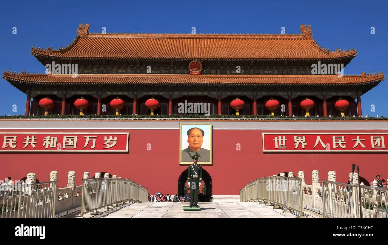 Pechino, Cina- ottobre, 2 2015: agente di polizia si erge su a dovere la città proibita e piazza tiananmen Foto Stock