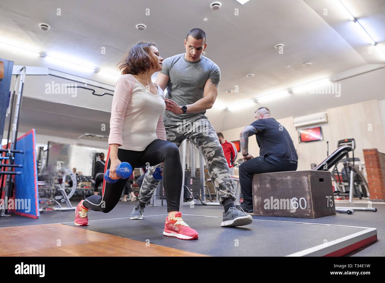 Istruttore Di Forma Fisica Che Fa Gli Step in Palestra Fotografia Stock -  Immagine di atleta, sport: 94310292