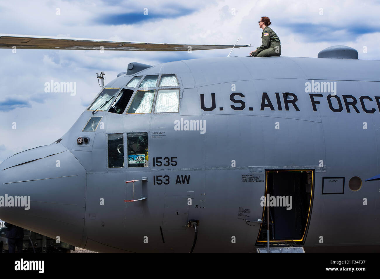 Un Herculees C130 aircrat sul display statico con una femmina di membro di equipaggio sul corpo, guardando il display flyind, al salone di Farnborough 2018 Foto Stock