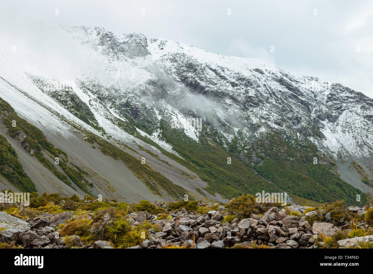 Snowy Mountains lungo il Hooker Valley via, parco nazionale di Mount Cook, Nuova Zelanda Foto Stock