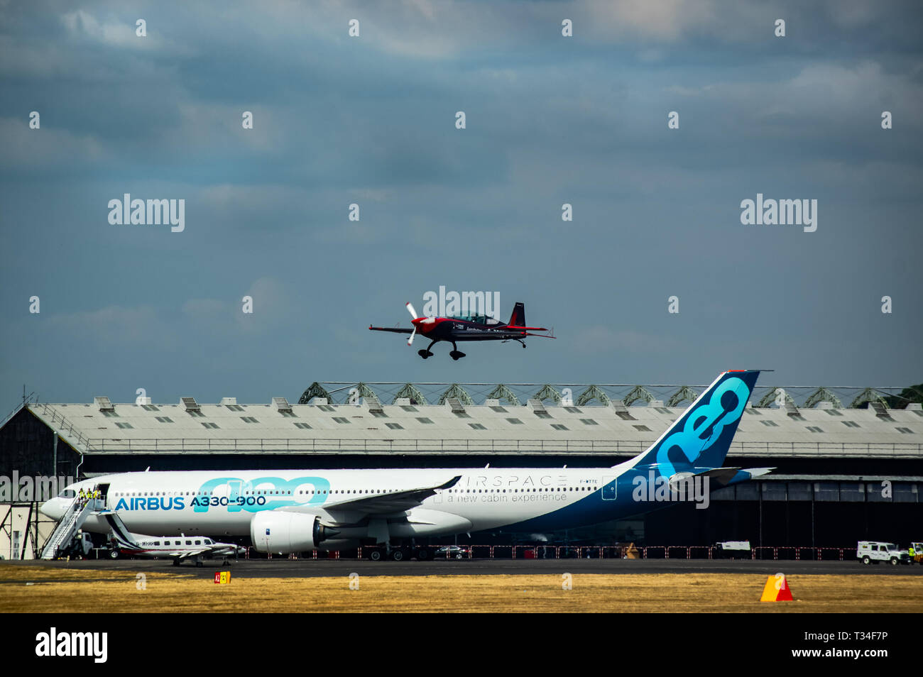 Un Airbus A300-900 NEO in preparazione per prendere il via al salone di Farnborough 2018 Foto Stock