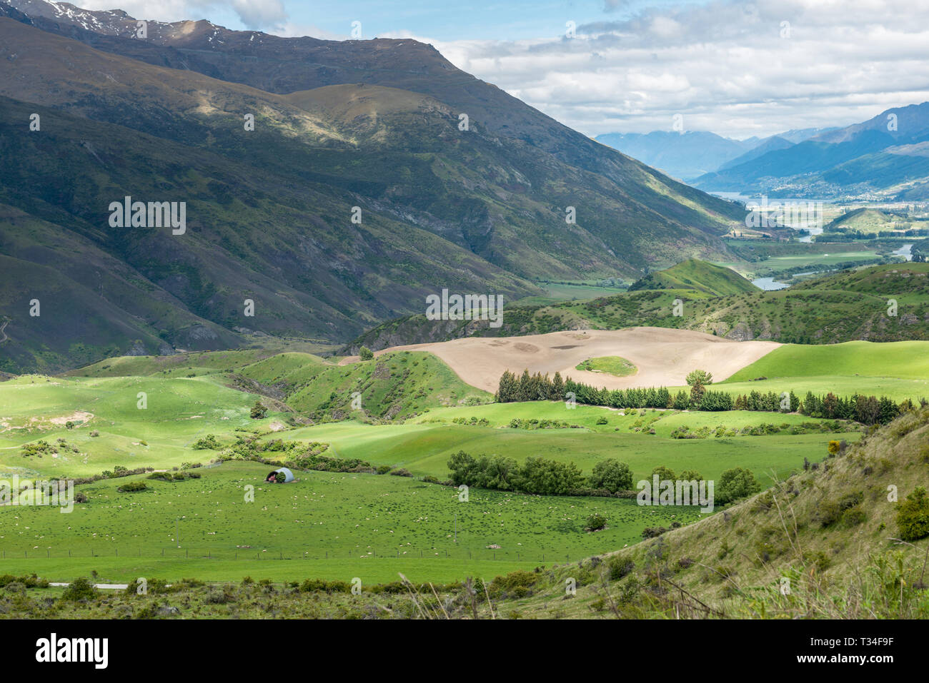 Sunny Valley View da Crown Range Road Scenic Lookout Point vicino a Queenstown, Nuova Zelanda Foto Stock