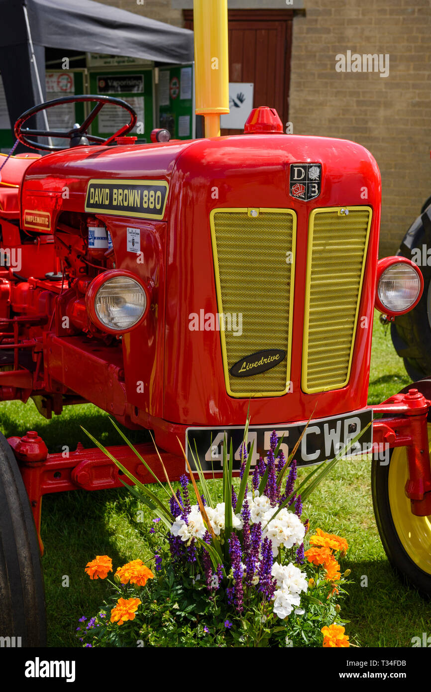 In condizioni immacolate, rosso David Brown 880 Implematic serie trattore classico, parcheggiato & sul display - Grande spettacolo dello Yorkshire, Harrogate, Inghilterra, Regno Unito. Foto Stock