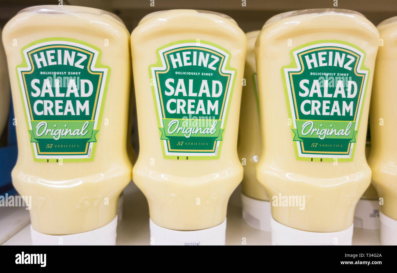Contenitori originali Heinz Salad Cream su uno scaffale di supermercati a Londra, Inghilterra, Regno Unito Foto Stock