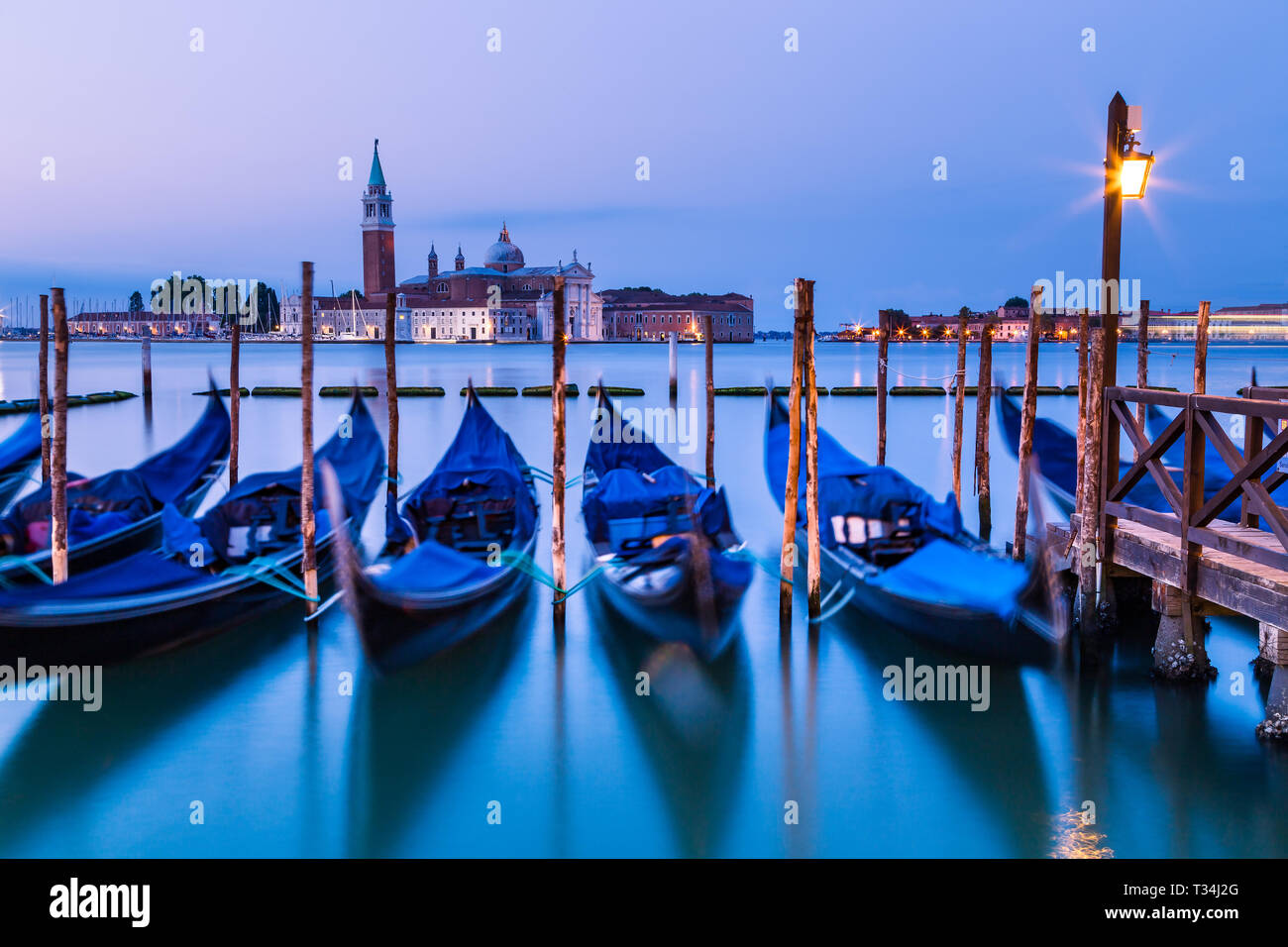 Gondole ormeggiata su un Canal, Venezia, Veneto, Italia Foto Stock
