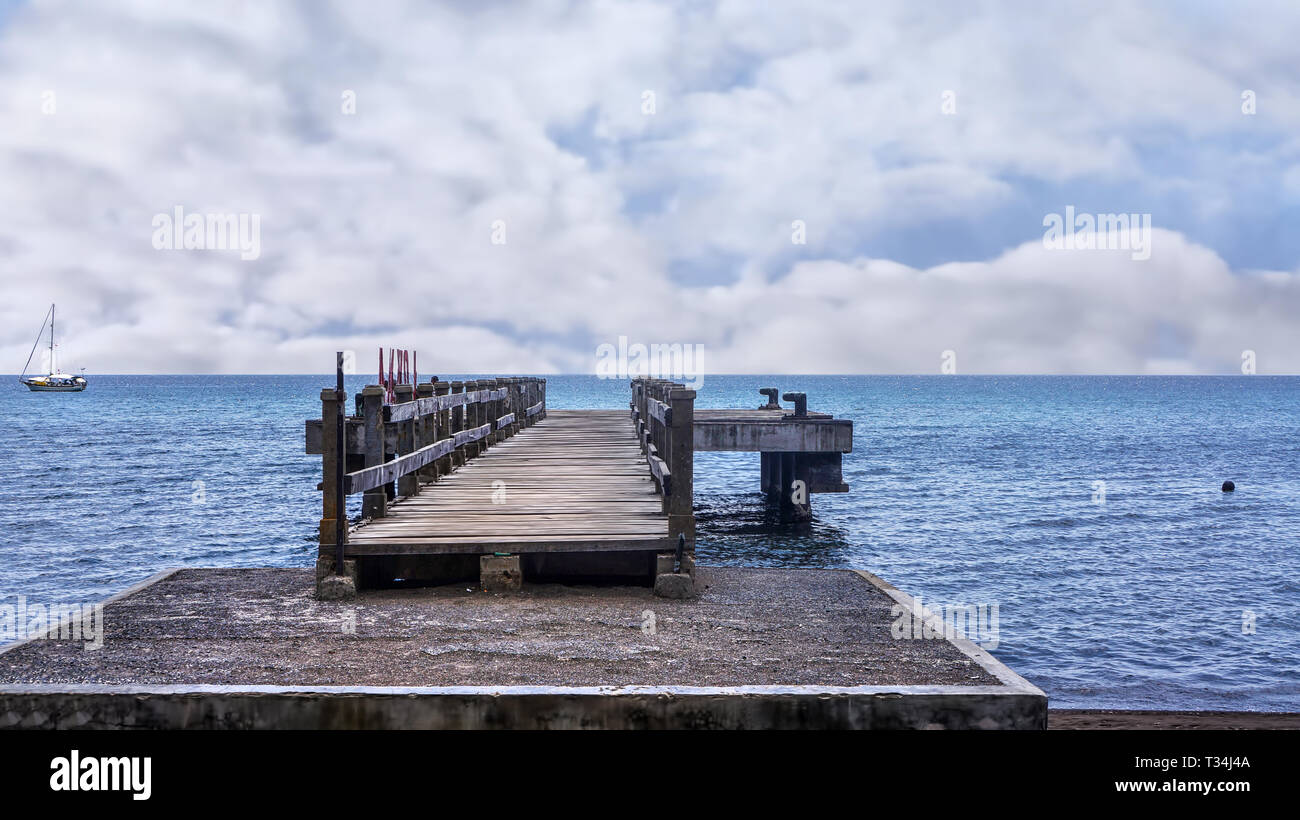 Il molo di legno dal lago Bratan, Bali, Indonesia Foto Stock