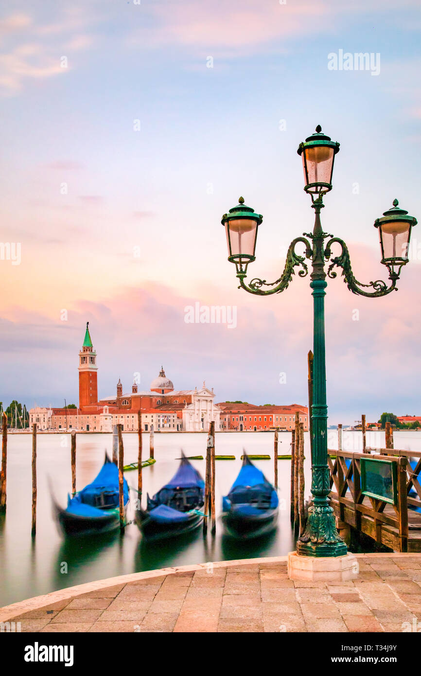 Le gondole venete ormeggiato sul Grand Canal, Venezia, Veneto, Italia Foto Stock