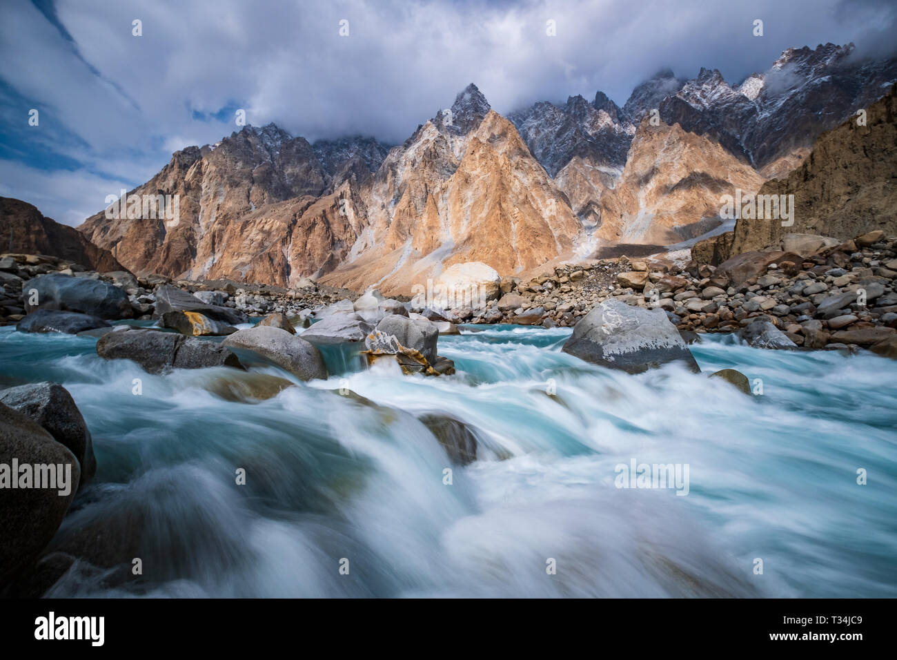 Hunza river e Passu coni, montagna Hunza, Gilgit-Baltistan, Pakistan Foto Stock