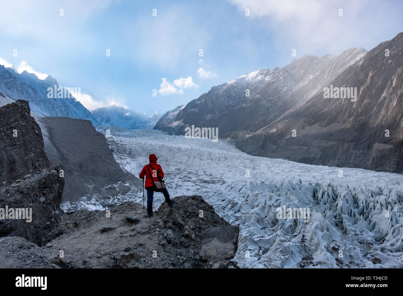 Donna che guarda il ghiacciaio Passu, Gilgit-Baltistan, Pakistan Foto Stock