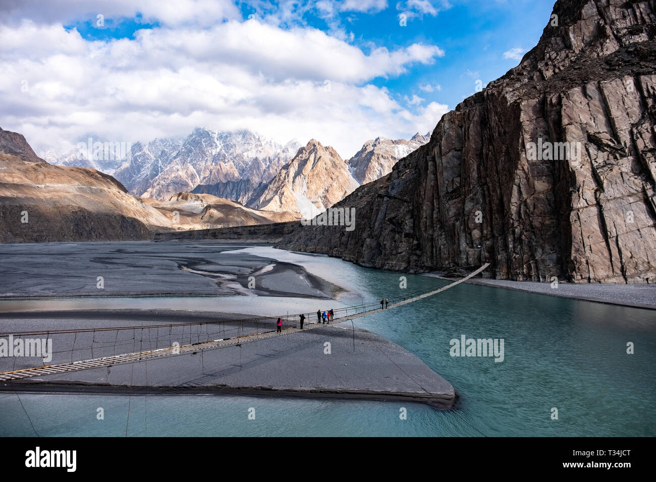 Le persone che attraversano il Hussaini ponte sospeso, Hunza, Gilgit-Baltistan, Pakistan Foto Stock