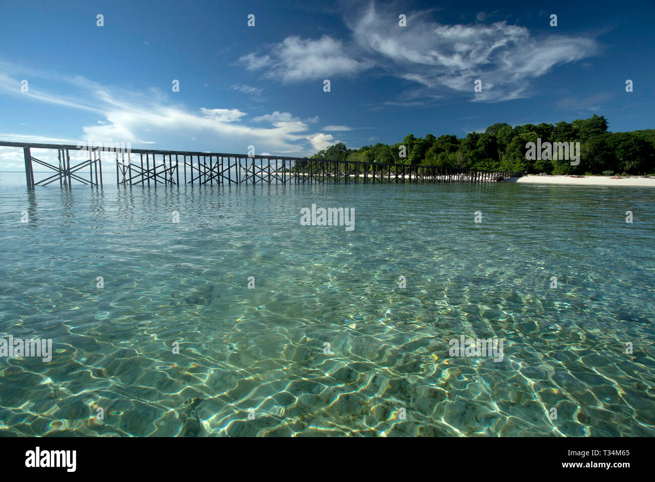 Il molo di legno sulla spiaggia tropicale, Belitung, Indonesia Foto Stock