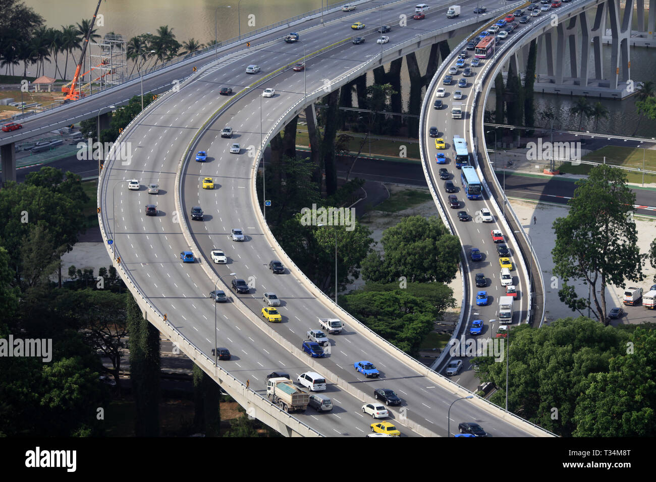 Auto guidando lungo una strada statale, Singapore Foto Stock