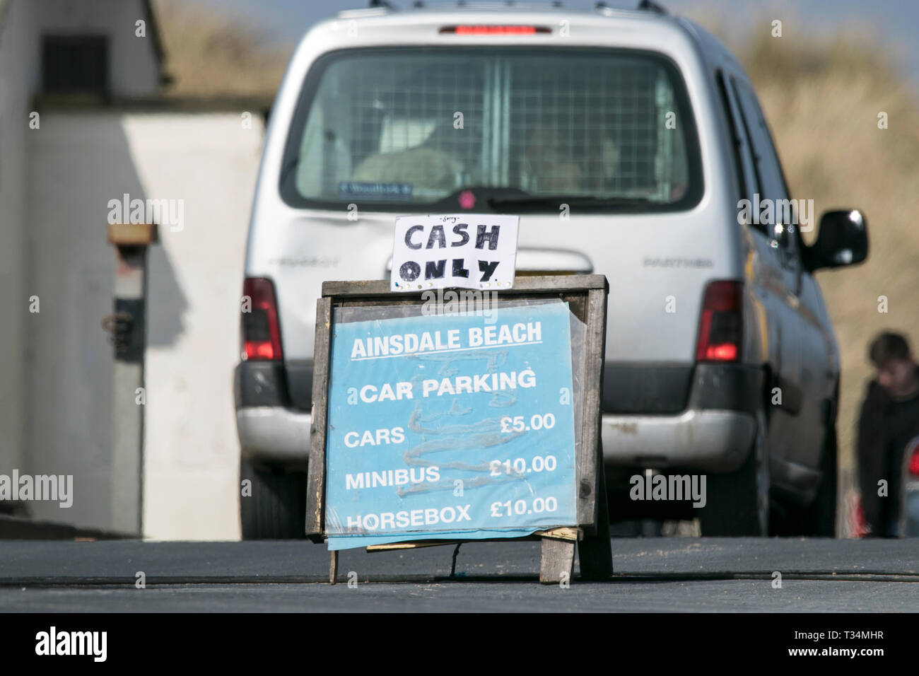 Ainsdale Beach, contanti segno aziendale spese di parcheggio per automobili, minibus e van per cavalli all'ingresso. Foto Stock