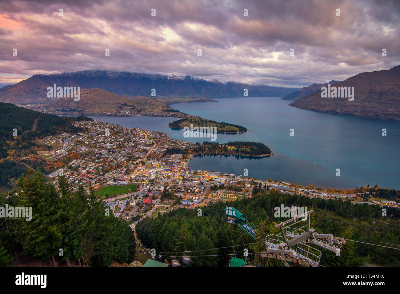 Vista aerea di Queenstown e il lago Wakatipu, regione di Otago, Isola del Sud, Nuova Zelanda Foto Stock