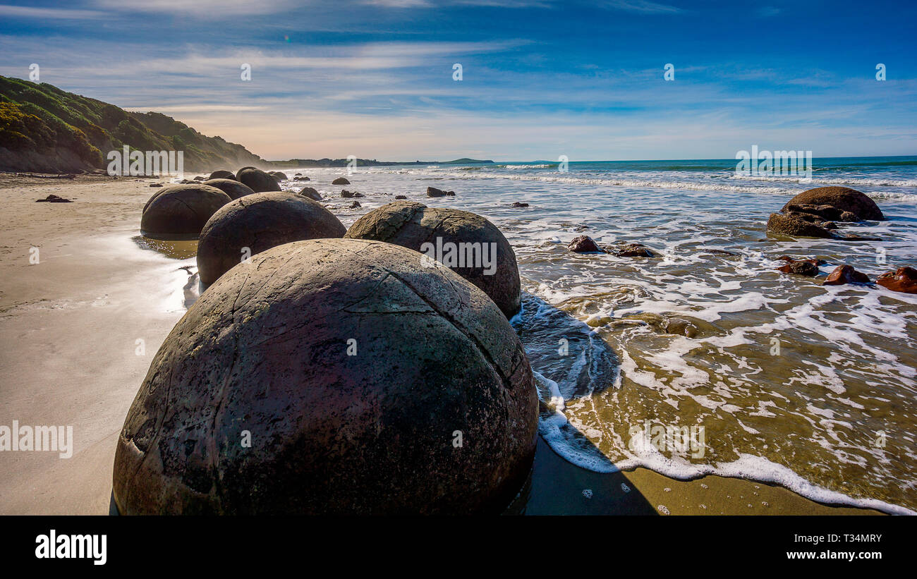 Moeraki Boulders sulla spiaggia Koekohe, Regione di Otago, Isola del Sud, Nuova Zelanda Foto Stock