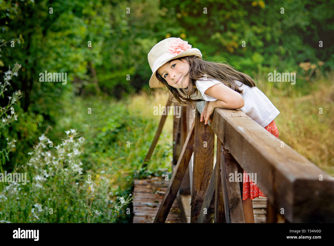 Ragazza sorridente proteso verso il lato del ponte, Bulgaria Foto Stock