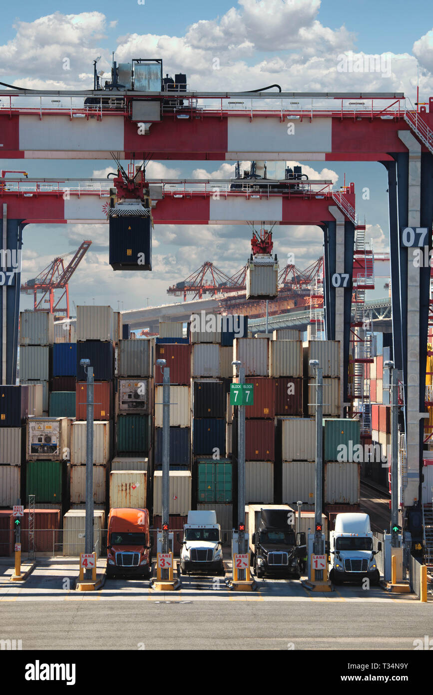 I contenitori di spedizione essendo caricati su camion semi, Long Beach, California, Stati Uniti Foto Stock