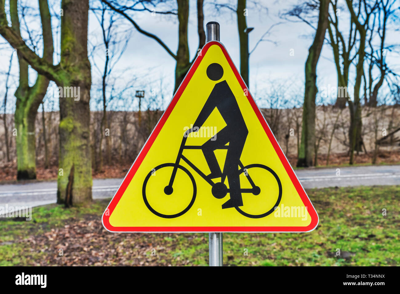Vista in dettaglio di un segno di attenzione ai ciclisti Foto Stock