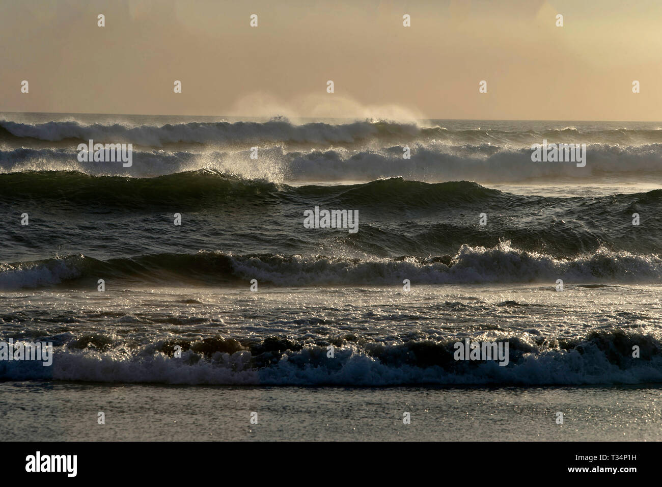 Onde che si infrangono sulla spiaggia, Lombok, Indonesia Foto Stock