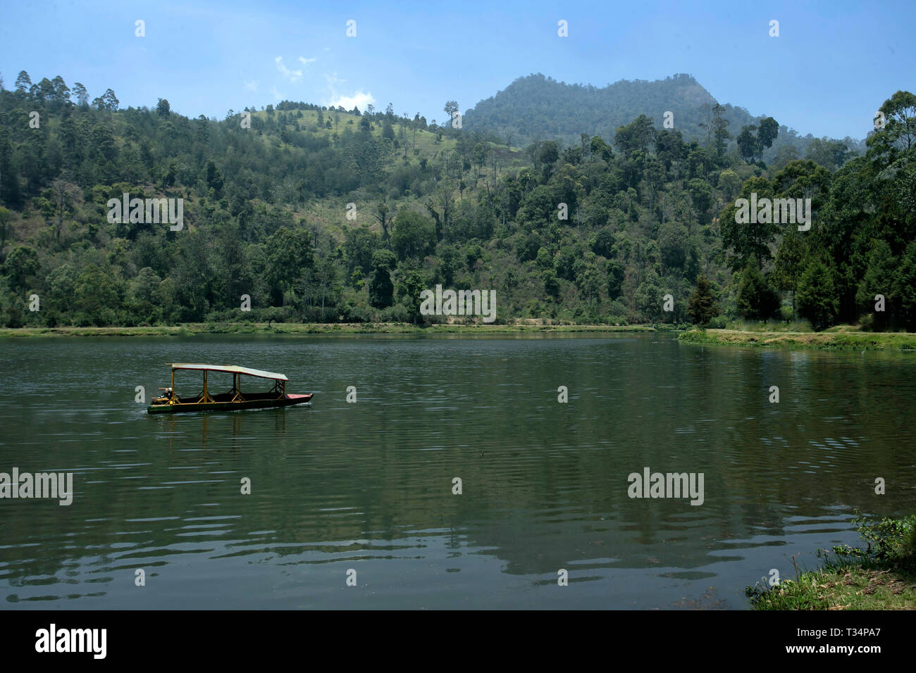 In barca a vela sul lago Pangalengan, West Java, Indonesia Foto Stock