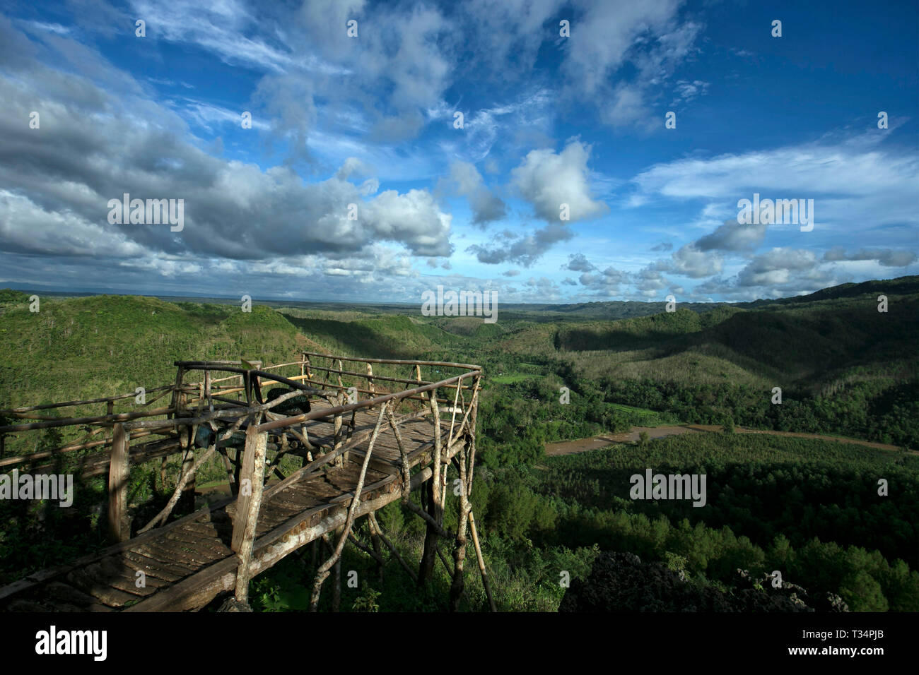 Lookout in legno su montagne, Yogyakarta, Java, Indonesia Foto Stock