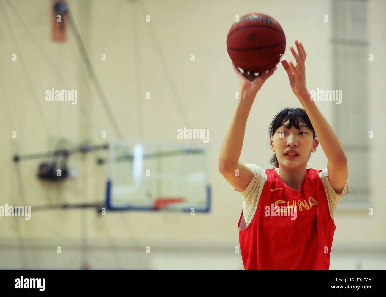 (190406) -- LOS ANGELES, Aprile 6, 2019 (Xinhua) -- Cinese giocatore di basket Han Xu partecipa a una sessione di formazione a Los Angeles, negli Stati Uniti il 5 aprile 2019. Han Xu ha frequentato la sessione di formazione per diverse settimane a Los Angeles, aspettando la WNBA progetto che si terrà in aprile 10. (Xinhua/Li Ying) Foto Stock