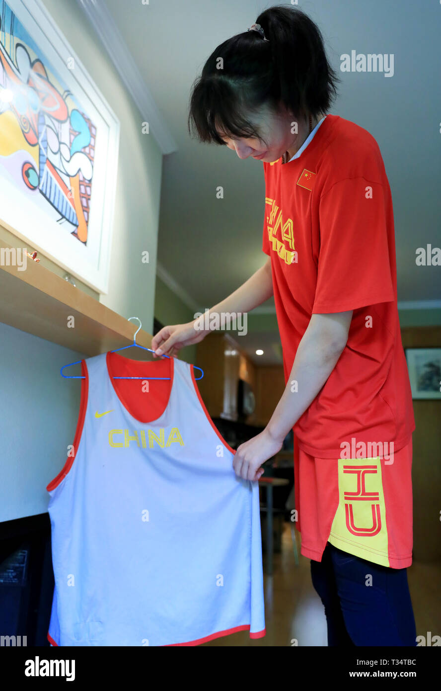 (190406) -- LOS ANGELES, Aprile 6, 2019 (Xinhua) -- Cinese giocatore di basket Han Xu organizza il suo jersey a Los Angeles, negli Stati Uniti il 5 aprile 2019. Han Xu ha frequentato la sessione di formazione per diverse settimane a Los Angeles, aspettando la WNBA progetto che si terrà in aprile 10. (Xinhua/Li Ying) Foto Stock