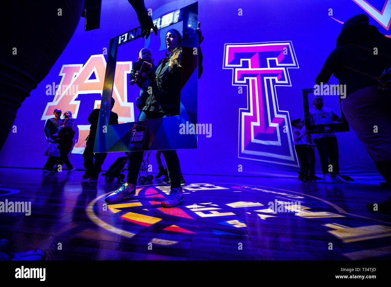 Minneapolis, Minnesota, Stati Uniti d'America. 5 apr, 2019. I fan sono stati invitati al telaio per se stessi per una foto all'ingresso alla finale quattro Fan Fest al Minneapolis Convention Center. ] GLEN STUBBE '"¢ glen.stubbe@startribune.com Venerdì, Aprile 5, 2019 .il finale quattro hoopla interviene per reale venerdì, e il comitato organizzatore spera di downtown si trasformerà in un grande basket-party a tema e ci sono un sacco di locali di unire al divertimento. Questo è il solo giorno U.S. Bank Stadium sarà aperto al pubblico gratuitamente e chi sosta da può vedere team pratiche, un All-Star Game, bande e cheerleaders. Mea Foto Stock