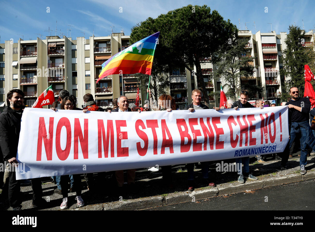 Roma, Italia. 06 apr, 2019. Banner, non accetto Roma 6 aprile 2019. Counterdemonstration di attivisti del anti-fascisti movimenti nella Torre Maura quartiere di Roma e due giorni dopo Roma residenti e neo-fascisti bruciato cassonetti e gridato slogan razzista a Roma famiglie essendo temporaneamente ospitato nel loro quartiere. foto di Samantha Zucchi Insidefoto/credito: insidefoto srl/Alamy Live News Foto Stock