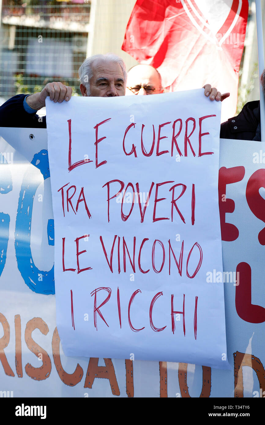 Roma, Italia. 06 apr, 2019. Banner guerre tra poveri sono winned dalle ricchezze Roma 6 aprile 2019. Counterdemonstration di attivisti del anti-fascisti movimenti nella Torre Maura quartiere di Roma e due giorni dopo Roma residenti e neo-fascisti bruciato cassonetti e gridato slogan razzista a Roma famiglie essendo temporaneamente ospitato nel loro quartiere. foto di Samantha Zucchi Insidefoto/credito: insidefoto srl/Alamy Live News Foto Stock