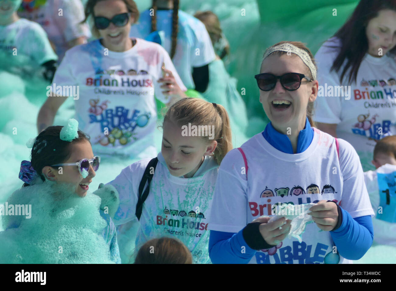 Blackpool, Lancashire, Regno Unito. , 6 aprile, 2019. Meteo news. Una bella giornata di primavera come centinaia di concorrenti godetevi il sole e le bolle come la bolla annuale evento rush per Brian house ospizio ottiene in corso.©Gary Telford/Alamy live news Foto Stock