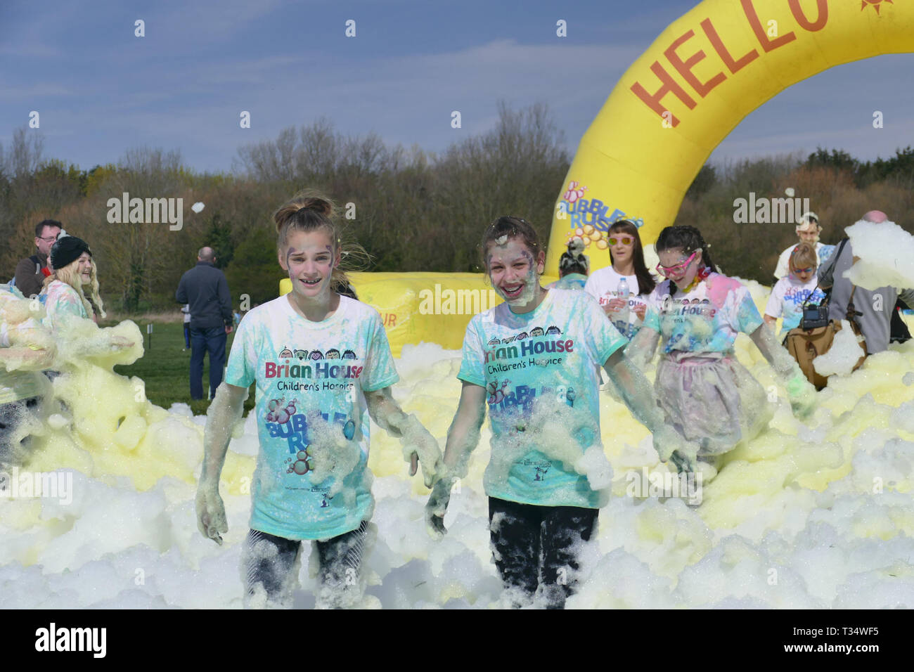 Blackpool, Lancashire, Regno Unito. , 6 aprile, 2019. Meteo news. Una bella giornata di primavera come centinaia di concorrenti godetevi il sole e le bolle come la bolla annuale evento rush per Brian house ospizio ottiene in corso.©Gary Telford/Alamy live news Foto Stock