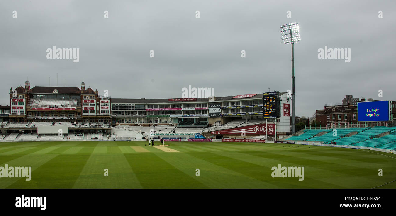 Londra, UK. 6 Aprile, 2019. Cattiva luce smette di giocare come Surrey prendere su Durham MCCU alla Kia ovale sul giorno tre del 3 giorno corrispondono. David Rowe/Alamy Live News Foto Stock