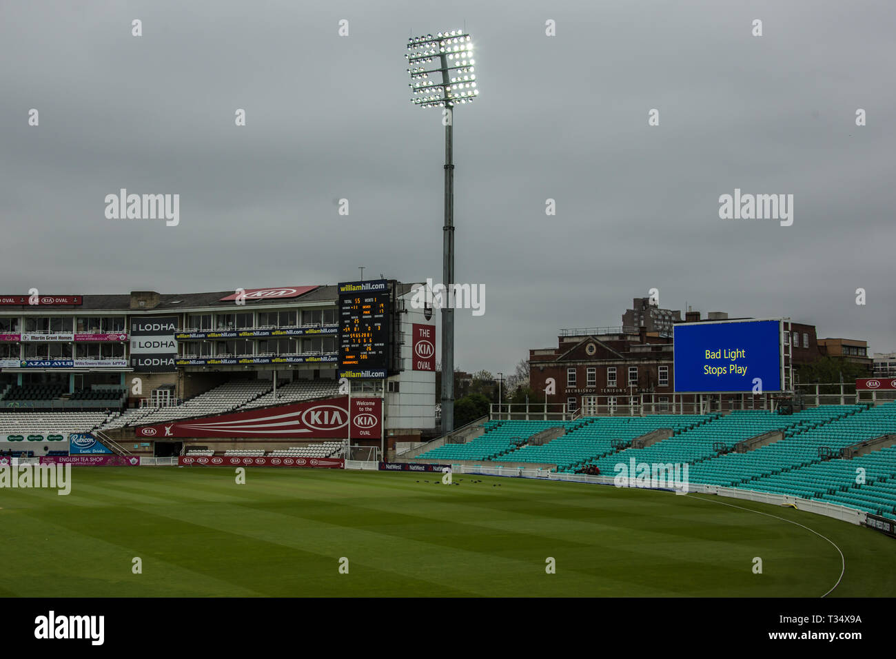 Londra, UK. 6 Aprile, 2019. Cattiva luce smette di giocare come Surrey prendere su Durham MCCU alla Kia ovale sul giorno tre del 3 giorno corrispondono. David Rowe/Alamy Live News Foto Stock