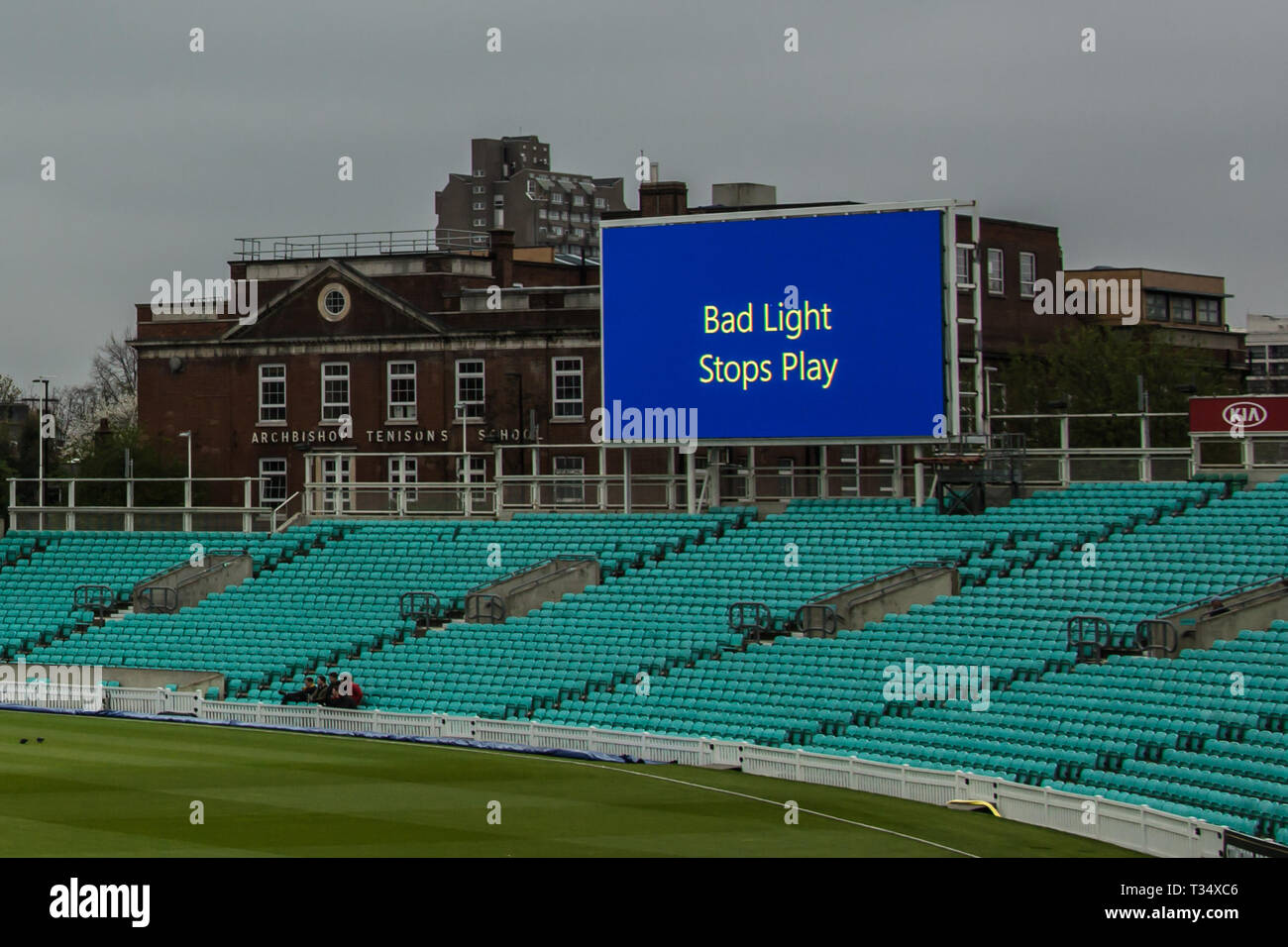 Londra, UK. 6 Aprile, 2019. Cattiva luce smette di giocare come Surrey prendere su Durham MCCU alla Kia ovale sul giorno tre del 3 giorno corrispondono. David Rowe/Alamy Live News Foto Stock